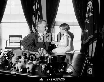 Il presidente Franklin Roosevelt riceve un papavero da una giovane ragazza, 1937. Foto Stock