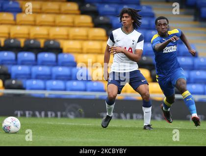 Marqes Muir di Tottenham Hotspur Under 18s e Kwaku Frimpong di AFC Wimbledon durante la fa Youth Cup Fourth Round tra AFC Wimbledon e Tottenham Hotspur a Plough Lane Ground il 31st marzo 2021 a Wimbledon, Inghilterra. (Foto di Action Foto Sport/NurPhoto) Foto Stock