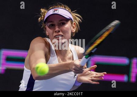 Ekaterina Alexandrova di Russia restituisce la palla a Tereza Martincova della Repubblica Ceca durante la seconda partita del WTA St. Petersburg Ladies Trophy 2021, il 17 marzo 2021 alla Sibur Arena di San Pietroburgo, Russia. (Foto di Mike Kireev/NurPhoto) Foto Stock