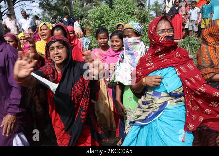 Tutti i sostenitori del partito del Congresso indiano Trinamool gridano slogan contro i sostenitori del partito di Bharatiya Janata (BJP) mentre il primo ministro del Bengala occidentale Mamata Banerjee (non illustrato) si insedia in un seggio durante la seconda fase delle elezioni legislative del Bengala occidentale a Nandigram il 1 aprile 2021. (Foto di Debajyoti Chakraborty/NurPhoto) Foto Stock