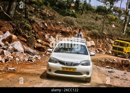 I veicoli viaggiano lungo una strada sterrata che attraversa le colline di una delle molte tenute del tè a Munnar, Idukki, Kerala, India. Il tè è una delle colture principali in questa valle di circa 5400 ettari. Viene esportato in tutto il mondo e il Kerala è la seconda produzione di tè in India dopo Darjeeling. (Foto di Creative Touch Imaging Ltd./NurPhoto) Foto Stock