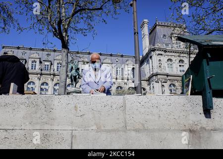 La gente gode il sole sul Quai de Seine a Parigi, in Francia, il 2 aprile 2021, dopo che il presidente Emmanuel Macron ha ordinato un nuovo blocco a livello nazionale a partire dal 5 aprile 2021. (Foto di Adnan Farzat/NurPhoto) Foto Stock