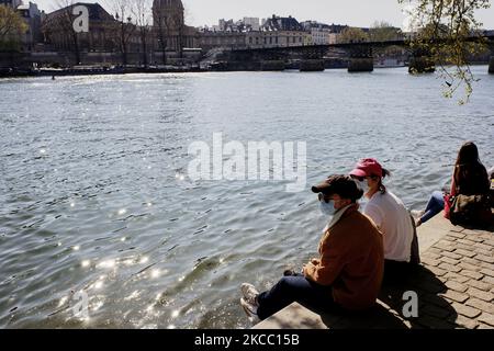 La gente gode il sole sul Quai de Seine a Parigi, in Francia, il 2 aprile 2021, dopo che il presidente Emmanuel Macron ha ordinato un nuovo blocco a livello nazionale a partire dal 5 aprile 2021. (Foto di Adnan Farzat/NurPhoto) Foto Stock