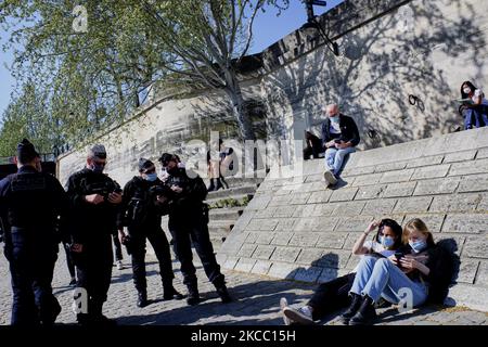 La gente gode il sole sul Quai de Seine a Parigi, in Francia, il 2 aprile 2021, dopo che il presidente Emmanuel Macron ha ordinato un nuovo blocco a livello nazionale a partire dal 5 aprile 2021. (Foto di Adnan Farzat/NurPhoto) Foto Stock