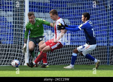 Oldham Athletic's Laurie Walker (portiere) e Oldham Athletic's Dylan Fage brulica con Luke Norris di Stevenage durante la partita della Sky Bet League 2 tra Oldham Athletic e Stevenage al Boundary Park, Oldham venerdì 2nd aprile 2021. (Foto di Eddie Garvey/MI News/NurPhoto) Foto Stock