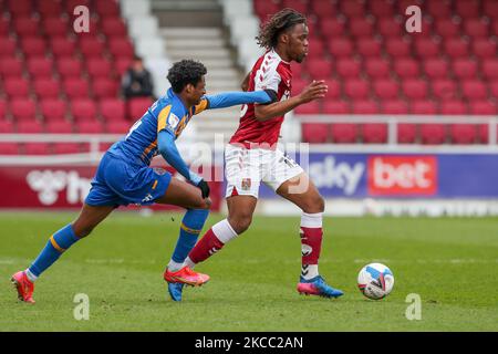 Peter Kioso di Northampton Town è sfidato da Nathanael Ogbeta di Shrewsbury Town durante la prima metà della partita della Sky Bet League One tra Northampton Town e Shrewsbury Town al PTS Academy Stadium di Northampton venerdì 2nd aprile 2021. (Foto di John Cripps/MI News/NurPhoto) Foto Stock