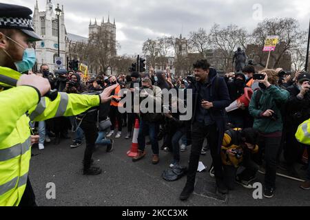 LONDRA, REGNO UNITO - 03 APRILE 2021: Il manifestante reagisce dopo che la polizia ha usato lo spray al pepe durante uno scontro con dimostranti in Piazza del Parlamento dopo una protesta contro la polizia, il crimine, le condanne e i tribunali del governo Bill, Che conferirebbe ai funzionari e al Segretario di Stato di imporre nuove condizioni alle proteste e alle processioni pubbliche, il 03 aprile 2021 a Londra, in Inghilterra. La manifestazione è stata parte di una giornata nazionale di azione con proteste in tutto il Regno Unito. (Foto di Wiktor Szymanowicz/NurPhoto) Foto Stock