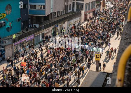 I manifestanti si riuniscono a Bristol il 3rd aprile per la quinta protesta "Kill the Bill” contro la polizia, il crimine, i tribunali e la condanna di Bill, che propone tra le altre cose di aumentare il potere di polizia, limitare i diritti di protesta, criminalizzare la trasgressione e aumentare i tempi di carcere per danneggiare le statue. (Foto di Giulia Spadafora/NurPhoto) Foto Stock