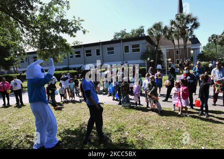 I bambini che indossano maschere facciali ricevono istruzioni mentre si preparano a partecipare a una caccia all'uovo di Pasqua alla chiesa Battista di Delaney Street il 3 aprile 2021 a Orlando, Florida. Lo stato conduce la nazione in casi varianti coronavirus come la gente si riunisce per celebrare la festa di Pasqua. (Foto di Paul Hennessy/NurPhoto) Foto Stock