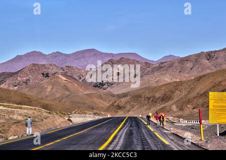 Strada montana che attraversa le montagne dell'Alto Atlante in Marocco, Africa. (Foto di Creative Touch Imaging Ltd./NurPhoto) Foto Stock