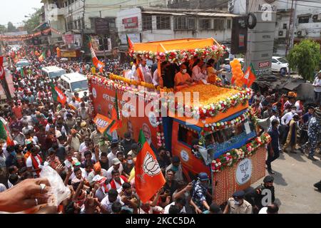 Il primo ministro Yogi Adityanath di Utttttar Pradesh ha tenuto un roadshow nel supporto BJP candidato all'Assemblea del nord di Howrah Umesh Rai sabato, aprile 03,2021, Howrah, Bengala occidentale. (Foto di Debajyoti Chakraborty/NurPhoto) Foto Stock