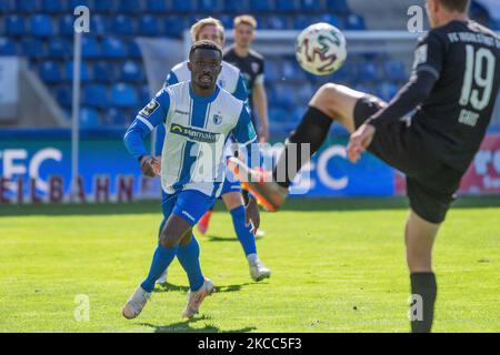 Sirlord Conteh (a sinistra) di Magdeburgo guarda durante gli anni '3. Liga partita tra 1. FC Magdeburg e FC Ingolstadt 04 alla MDCC-Arena il 03 aprile 2021 a Magdeburg, Germania. (Foto di Peter Niedung/NurPhoto) Foto Stock