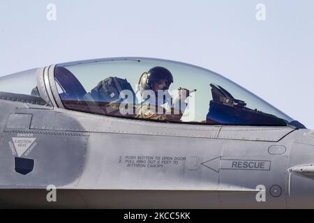 Un pilota dell'aeronautica statunitense F-16C porta il suo jet in taxi fino alla pista di decollo. Foto Stock