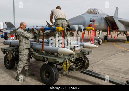 Gli equipaggi della Guardia Nazionale dell'Oregon Air si preparano a caricare missili su un F-15C Eagle. Foto Stock
