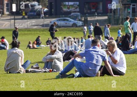 I membri del pubblico potranno godersi il sole all'Endcliffe Park, Sheffield, il 4 aprile 2021. (Foto di Giannis Alexopoulos/NurPhoto) Foto Stock