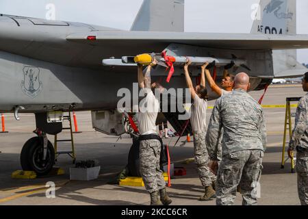 Gli equipaggi della Guardia Nazionale dell'Oregon Air caricano i missili su un F-15C Eagle. Foto Stock