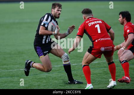 Jay Chapelhow di Newcastle Thunder guida in Jack Owens di Widnes Vikings durante la partita di campionato TRA Newcastle Thunder e Widnes Vikings a Kingston Park, Newcastle, Inghilterra il 4th aprile 2021. (Foto di Chris Lishman/MI News/NurPhoto) Foto Stock