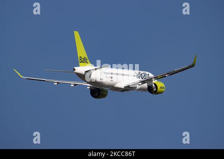 Aereo Air Baltic Airbus A220-300 visto durante il decollo e il volo, con partenza dall'aeroporto Schiphol AMS EHAM di Amsterdam nel cielo blu. L'Airbus A220 è l'ex modello Bombardier CS300. L'aereo ha la registrazione YL-AAS ed è alimentato da motori a getto 2x PW. Airbus ha recentemente annunciato la possibilità di estendere la gamma del jet specifico. AirBaltic BT BTI è il vettore di bandiera della Lettonia, appartenente al governo della Lettonia, con hub all'aeroporto di riga e basi a Tallinn e Vilnius. La compagnia aerea sta volando una flotta All Airbus A220 con 25 ordini in più. Il traffico mondiale di passeggeri nel settore dell'aviazione Foto Stock