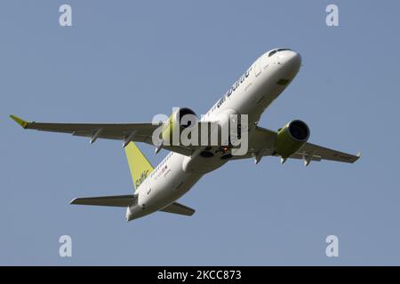 Aereo Air Baltic Airbus A220-300 visto durante il decollo e il volo, con partenza dall'aeroporto Schiphol AMS EHAM di Amsterdam nel cielo blu. L'Airbus A220 è l'ex modello Bombardier CS300. L'aereo ha la registrazione YL-AAS ed è alimentato da motori a getto 2x PW. Airbus ha recentemente annunciato la possibilità di estendere la gamma del jet specifico. AirBaltic BT BTI è il vettore di bandiera della Lettonia, appartenente al governo della Lettonia, con hub all'aeroporto di riga e basi a Tallinn e Vilnius. La compagnia aerea sta volando una flotta All Airbus A220 con 25 ordini in più. Il traffico mondiale di passeggeri nel settore dell'aviazione Foto Stock