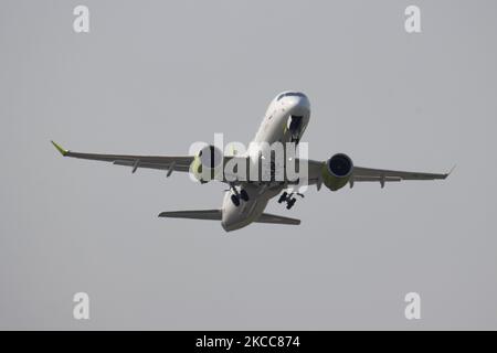 Aereo Air Baltic Airbus A220-300 visto durante il decollo e il volo, con partenza dall'aeroporto Schiphol AMS EHAM di Amsterdam nel cielo blu. L'Airbus A220 è l'ex modello Bombardier CS300. L'aereo ha la registrazione YL-AAS ed è alimentato da motori a getto 2x PW. Airbus ha recentemente annunciato la possibilità di estendere la gamma del jet specifico. AirBaltic BT BTI è il vettore di bandiera della Lettonia, appartenente al governo della Lettonia, con hub all'aeroporto di riga e basi a Tallinn e Vilnius. La compagnia aerea sta volando una flotta All Airbus A220 con 25 ordini in più. Il traffico mondiale di passeggeri nel settore dell'aviazione Foto Stock