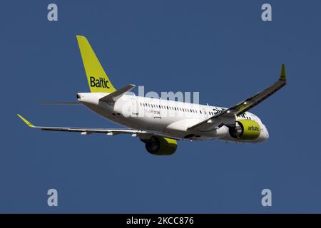 Aereo Air Baltic Airbus A220-300 visto durante il decollo e il volo, con partenza dall'aeroporto Schiphol AMS EHAM di Amsterdam nel cielo blu. L'Airbus A220 è l'ex modello Bombardier CS300. L'aereo ha la registrazione YL-AAS ed è alimentato da motori a getto 2x PW. Airbus ha recentemente annunciato la possibilità di estendere la gamma del jet specifico. AirBaltic BT BTI è il vettore di bandiera della Lettonia, appartenente al governo della Lettonia, con hub all'aeroporto di riga e basi a Tallinn e Vilnius. La compagnia aerea sta volando una flotta All Airbus A220 con 25 ordini in più. Il traffico mondiale di passeggeri nel settore dell'aviazione Foto Stock