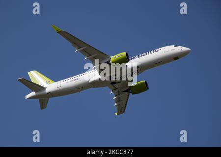 Aereo Air Baltic Airbus A220-300 visto durante il decollo e il volo, con partenza dall'aeroporto Schiphol AMS EHAM di Amsterdam nel cielo blu. L'Airbus A220 è l'ex modello Bombardier CS300. L'aereo ha la registrazione YL-AAS ed è alimentato da motori a getto 2x PW. Airbus ha recentemente annunciato la possibilità di estendere la gamma del jet specifico. AirBaltic BT BTI è il vettore di bandiera della Lettonia, appartenente al governo della Lettonia, con hub all'aeroporto di riga e basi a Tallinn e Vilnius. La compagnia aerea sta volando una flotta All Airbus A220 con 25 ordini in più. Il traffico mondiale di passeggeri nel settore dell'aviazione Foto Stock