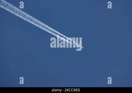 Un aereo United Airlines Boeing 787 Dreamliner sorvola nel cielo blu di Amsterdam. Il velivolo a fusoliera larga è un B787-10 con registrazione N14011 che vola transatlantico da Francoforte fra Germania a New York Newark EWR USA. L'aereo vola a 36,000 piedi formando contraddii noti come scie chimiche anche, condensa o linee di vapore bianco, percorsi realizzati in alta quota. . Il numero di traffico mondiale di passeggeri dell'aviazione è diminuito a causa delle restrizioni di viaggio, delle misure di sicurezza come blocchi, quarantena, ecc. durante l'era della pandemia di Coronavirus Covid-19 che ha colpito duramente l'aviazione An Foto Stock