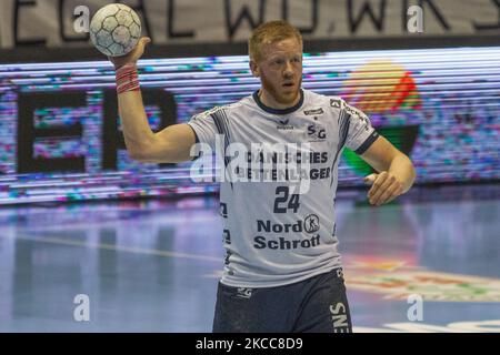 JIM GOTTFRIDSSON di SG Flensburg-Handewitt controlla la palla durante la partita LIQUI MOLY Handball-Bundesliga tra SC Magdeburg e SG Flensburg-Handewitt a GETEC-Arena il 04 aprile 2021 a Magdeburgo, Germania. (Foto di Peter Niedung/NurPhoto) Foto Stock