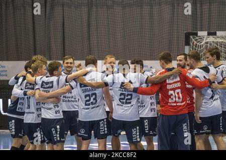 I giocatori di SG Flensburg-Handewitt festeggiano dopo la loro vittoria nella partita LIQUI MOLY Handball-Bundesliga tra SC Magdeburg e SG Flensburg-Handewitt alla GETEC-Arena il 04 aprile 2021 a Magdeburgo, Germania. (Foto di Peter Niedung/NurPhoto) Foto Stock