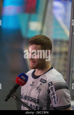 JOHANNES GOLLA di Flensburg ha rilasciato un'intervista dopo l'incontro LIQUI MOLY Handball-Bundesliga tra SC Magdeburg e SG Flensburg-Handewitt a GETEC-Arena il 04 aprile 2021 a Magdeburgo, Germania. (Foto di Peter Niedung/NurPhoto) Foto Stock