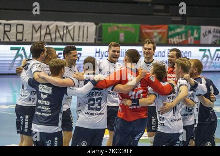 I giocatori di SG Flensburg-Handewitt festeggiano dopo la loro vittoria nella partita LIQUI MOLY Handball-Bundesliga tra SC Magdeburg e SG Flensburg-Handewitt alla GETEC-Arena il 04 aprile 2021 a Magdeburgo, Germania. (Foto di Peter Niedung/NurPhoto) Foto Stock