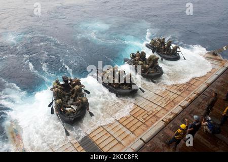I Marines partono dal ponte dei pozzi della nave di sbarco anfibia USS Germantown. Foto Stock