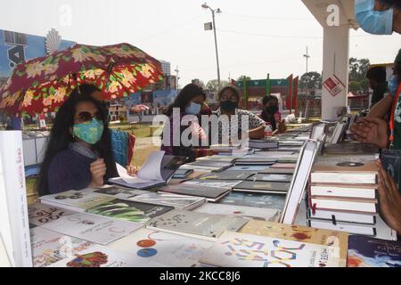 I visitatori sono visti alla fiera nazionale del libro di nome Ekushey Boi Mela durante il blocco imposto dal governo come misura preventiva contro il COVID-19 Coronavirus terminato, a Dhaka, Bangladesh, il 5 aprile 2021 (Foto di Mamunur Rashid/NurPhoto) Foto Stock