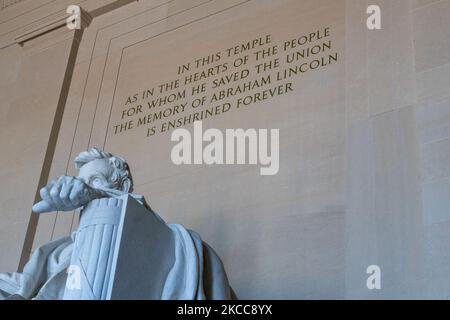 Una vista della statua di Abraham Lincoln all'interno del Lincoln Memorial. Gli alberi di fioritura dei ciliegi giapponesi fioriscono lungo il National Mall il 1 aprile 2021 a Washington, DC. I ciliegi giapponesi sono stati regalati a Washington, DC, dal sindaco di Tokyo Yukio Ozaki nel 1912 e attirano decine di migliaia di visitatori giornalieri intorno alla fioritura di picco ogni anno. (Foto di John Nacion/NurPhoto) Foto Stock