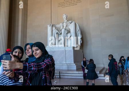 Una vista della statua di Abraham Lincoln all'interno del Lincoln Memorial. Gli alberi di fioritura dei ciliegi giapponesi fioriscono lungo il National Mall il 1 aprile 2021 a Washington, DC. I ciliegi giapponesi sono stati regalati a Washington, DC, dal sindaco di Tokyo Yukio Ozaki nel 1912 e attirano decine di migliaia di visitatori giornalieri intorno alla fioritura di picco ogni anno. (Foto di John Nacion/NurPhoto) Foto Stock