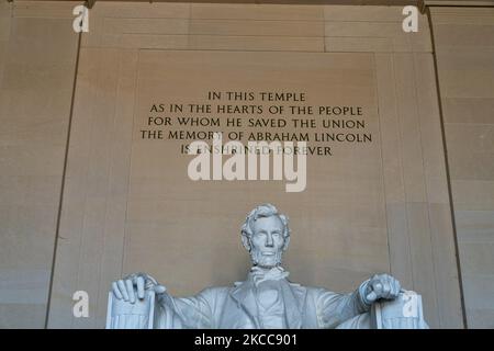 Una vista della statua di Abraham Lincoln all'interno del Lincoln Memorial. Gli alberi di fioritura dei ciliegi giapponesi fioriscono lungo il National Mall il 1 aprile 2021 a Washington, DC. I ciliegi giapponesi sono stati regalati a Washington, DC, dal sindaco di Tokyo Yukio Ozaki nel 1912 e attirano decine di migliaia di visitatori giornalieri intorno alla fioritura di picco ogni anno. (Foto di John Nacion/NurPhoto) Foto Stock