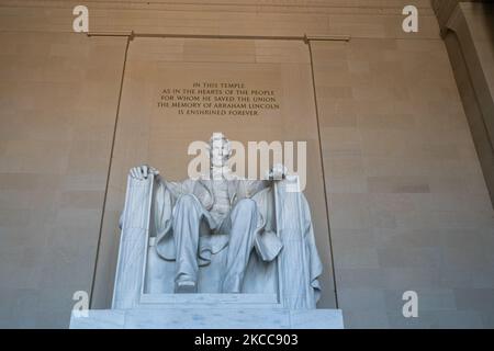 Una vista della statua di Abraham Lincoln all'interno del Lincoln Memorial. Gli alberi di fioritura dei ciliegi giapponesi fioriscono lungo il National Mall il 1 aprile 2021 a Washington, DC. I ciliegi giapponesi sono stati regalati a Washington, DC, dal sindaco di Tokyo Yukio Ozaki nel 1912 e attirano decine di migliaia di visitatori giornalieri intorno alla fioritura di picco ogni anno. (Foto di John Nacion/NurPhoto) Foto Stock