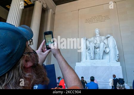 Una vista della statua di Abraham Lincoln all'interno del Lincoln Memorial. Gli alberi di fioritura dei ciliegi giapponesi fioriscono lungo il National Mall il 1 aprile 2021 a Washington, DC. I ciliegi giapponesi sono stati regalati a Washington, DC, dal sindaco di Tokyo Yukio Ozaki nel 1912 e attirano decine di migliaia di visitatori giornalieri intorno alla fioritura di picco ogni anno. (Foto di John Nacion/NurPhoto) Foto Stock