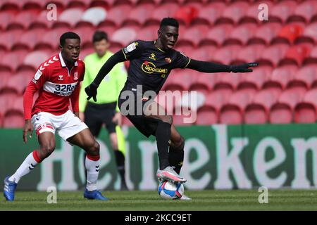 Ismaila Sarr di Watford in azione con Marc Bola di Middlesbrough durante la partita di campionato Sky Bet tra Middlesbrough e Watford al Riverside Stadium, Middlesbrough, Inghilterra il 5th aprile 2021. (Foto di Mark Fletcher/MI News/NurPhoto) Foto Stock