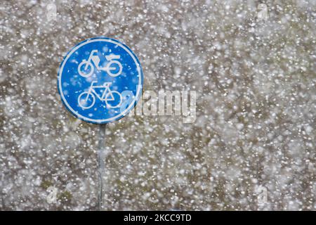 Primo piano di moto e scooter sospira con la neve. La nevicata nei Paesi Bassi fa la prima "Pasqua Bianca" dopo un lungo periodo di tempo con un significativo calo di temperatura, raggiungendo il punto di congelamento secondo l'agenzia meteorologica olandese KNMI rendendo il lunedì di Pasqua uno dei giorni più freddi mai registrati con basse temperature. Oltre alla neve, grandine e alta velocità forte vento ghiacciato si è verificato. Il KNMI ha emesso un codice giallo avvertimento meteo per Lunedi sera, dicendo che ci saranno forti venti e condizioni scivolose sulle strade. L'esplosione di freddo con il clima del giglio è apparso dopo histo Foto Stock