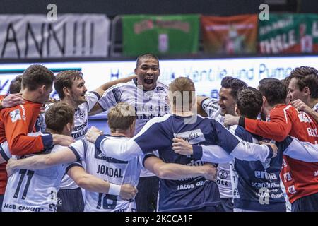 I giocatori di SG Flensburg-Handewitt festeggiano dopo la loro vittoria nella partita LIQUI MOLY Handball-Bundesliga tra SC Magdeburg e SG Flensburg-Handewitt alla GETEC-Arena il 04 aprile 2021 a Magdeburgo, Germania. (Foto di Peter Niedung/NurPhoto) Foto Stock