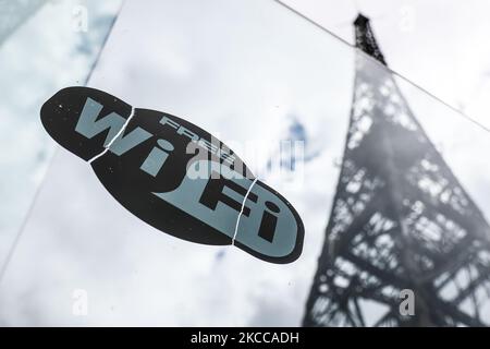 Il logo della connessione Wi-Fi gratuita è visibile vicino alla struttura in legno più alta d'Europa, un'ex torre radiofonica a Gliwice, Polonia, il 4 aprile 2021. (Foto di Jakub Porzycki/NurPhoto) Foto Stock