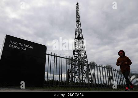 La struttura in legno più alta d'Europa, un'ex torre radiofonica a Gliwice, Polonia, il 4 aprile 2021. La stazione radio fu un luogo del 'incidente di Gleiwitz' il 31 agosto 1939. I tedeschi che si sono posti come separatisti silesiani hanno assalito la stazione radio e trasmesso una dichiarazione in polacco per ottenere il sostegno pubblico. (Foto di Jakub Porzycki/NurPhoto) Foto Stock