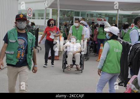 Un operaio del governo di Città del Messico assiste una donna anziana in una sedia a rotelle da Iztapalapa, che è andato all'ospedale militare El Vergel per essere immunizzato con il Sputnik V biologico contro COVID-19 durante l'emergenza sanitaria e il semaforo epidemiologico arancione nella capitale. (Foto di Gerardo Vieyra/NurPhoto) Foto Stock