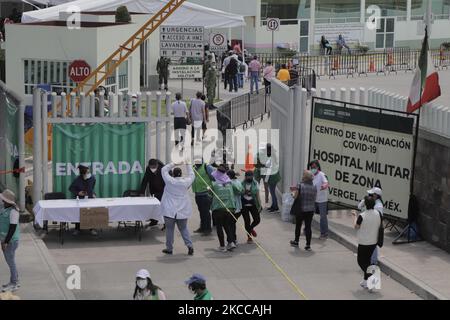 Vista esterna dell'ospedale militare El Vergel, situato a Iztapalapa, Città del Messico, dove gli anziani hanno assistito ad essere immunizzati con il biologico Sputnik V contro COVID-19 durante l'emergenza sanitaria e il semaforo epidemiologico arancione nella capitale. (Foto di Gerardo Vieyra/NurPhoto) Foto Stock