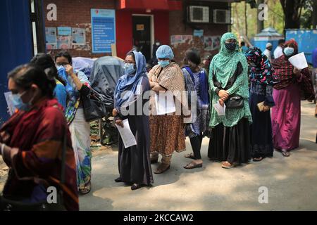 Le persone aspettano in coda perché non mantengono la distanza sociale davanti allo stand di raccolta dei campioni per essere testate per l'infezione da COVID-19 in un'area ospedaliera a Dhaka, Bangladesh il 06 aprile 2021. (Foto di Syed Mahamudur Rahman/NurPhoto) Foto Stock