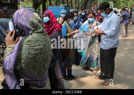 Le persone aspettano in coda perché non mantengono la distanza sociale davanti allo stand di raccolta dei campioni per essere testate per l'infezione da COVID-19 in un'area ospedaliera a Dhaka, Bangladesh il 06 aprile 2021. (Foto di Syed Mahamudur Rahman/NurPhoto) Foto Stock