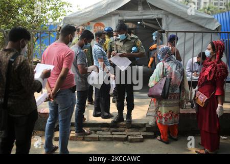 Le persone aspettano in coda perché non mantengono la distanza sociale davanti allo stand di raccolta dei campioni per essere testate per l'infezione da COVID-19 in un'area ospedaliera a Dhaka, Bangladesh il 06 aprile 2021. (Foto di Syed Mahamudur Rahman/NurPhoto) Foto Stock