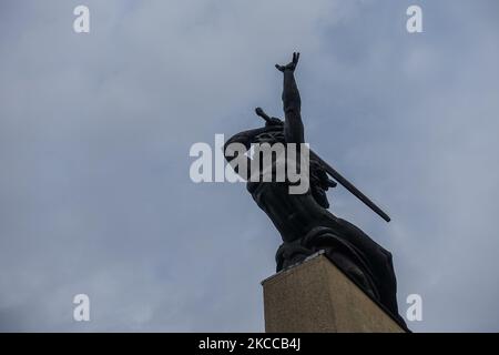 Il Monumento agli Eroi di Varsavia, noto anche come la statua di Varsavia Nike, è stato visto a Varsavia, Polonia, il 1 aprile 2021 (Foto di Michal Fludra/NurPhoto) Foto Stock