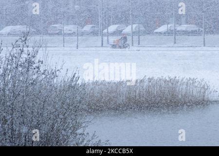 Postman in bicicletta durante le nevicate. I Paesi Bassi si svegliano innevati dopo un'intensa nevicata mattutina, un evento di bizzarro per aprile. Il secondo giorno di basse temperature e nevicate nei Paesi Bassi dopo il lunedì di Pasqua Bianca con un significativo calo di temperatura, raggiungendo il punto di congelamento secondo l'agenzia meteorologica olandese KNMI rendendo il lunedì di Pasqua uno dei giorni più freddi mai registrati con basse temperature. Oltre alla neve, grandine e alta velocità forte vento ghiacciato si è verificato. Il KNMI ha emesso un codice giallo avviso meteo per Lunedi sera, dicendo che ci sarà Foto Stock